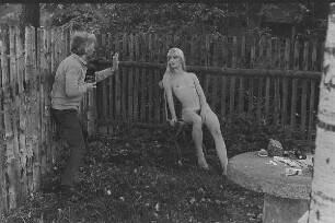 Höfgen. Akt-Pleinair 1979. Günter Rössler fotografiert eine auf einem Gartenstuhl sitzende junge Frau