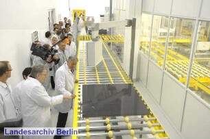 Der Regierende Bürgermeister von Berlin, Klaus Wowereit besucht den Bezirk Marzahn - Hellersdorf