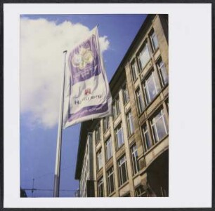 Flagge der Fußballweltmeisterschaft in der WM-Stadt Hamburg
