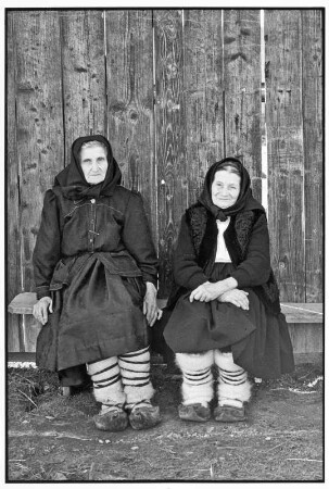 Maramures. Zwei alte Frauen auf einer Bank mit traditionellen Lederschuhen