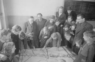 Reportage über Schulklassen : Schüler mit Lehrern an einem Modellplan