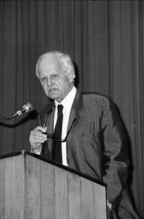 Freiburg: Kolpingsaal; Prof. Dr. Carl Friedrich von Weizsäcker am Rednerpult