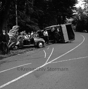 Verkehrsunfall: B 75: Kurve vor Schloss: Cabriolet und Lkw: beschädigtes Cabriolet, umgestürzter Lastwagen, Schaulustige: Kreide-Markierungen auf Straße