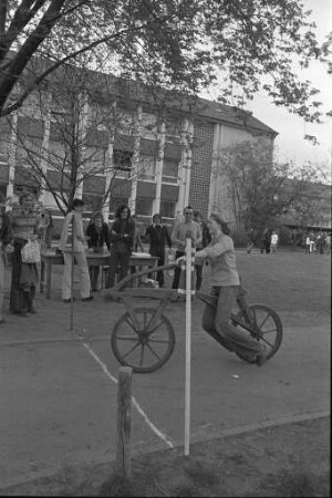 Patenschaft der Stadt Karlsruhe für die ARD-Fernsehlotterie 1977 "Ein Platz an der Sonne". Schülerfest der Drais-Realschule zu Gunsten der Lotterie