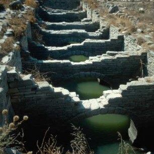 Delos, Große Zisterne unterhalb des Theaters