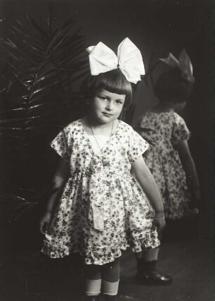 Sonnie Hanisch im Sommerkleid (vor einen Spiegel stehend)
