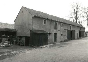 Medingen, Dorfstraße 17. Bauernhof (1701/1800 begonnen). Hofansicht der Stallscheune