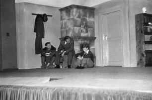 Szenenbilder aus "Das rote Halstuch" von S. Michalkow mit H.-Edgar Stecher, S. Menzel, Ch. Stenschke, E. Friedrichson, Theater der Freundschaft 29.04.1952