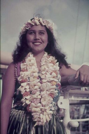 Reisefotos Südsee. Mädchen mit Blumenschmuck in der Art von Hulamädchen