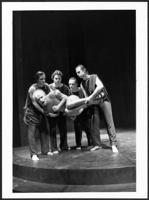 Bild einer Szene aus "Antigone", einer Studio-Inszenierung an der Hochschule für Schauspielkunst