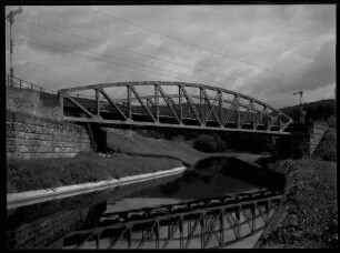 Bahnbrücke über Fluss