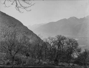 Panoramablick : Blick auf eine von Bergen umgebene Stadt