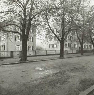 Wohnhaus : Straßenbild mit Wohnhäusern