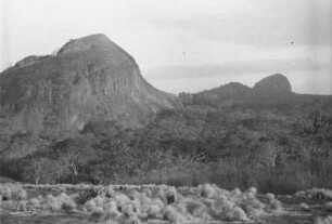 Inselberge : Landschaftspanorama mit Savanne und Bergen