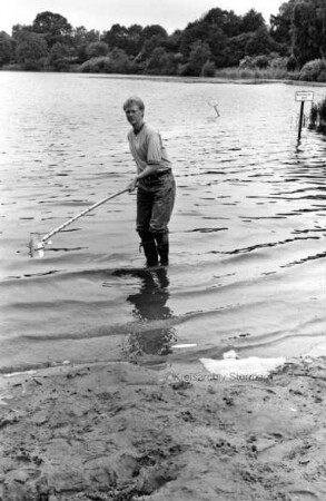 Zühlke, Jörg: Mitarbeiter im Gesundheitsamt mit Probe aus dem Lütjensee zur Überprüfung der Wasserqualität