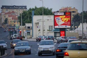 Estoril bei Lissabon - Straßenverkehr : Im Stadtzentrum des Badeortes Estoril, bei Lissabon, aufgenommen 2006