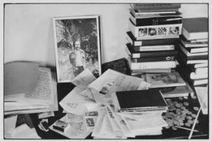 Der Arbeitsplatz des Schriftstellers Heinz Czechowski mit seinem Fotoporträt von Christian Borchert von 1976