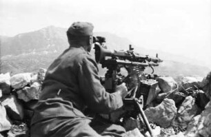 Soldat am Maschinengewehr mit Zielfernrohr