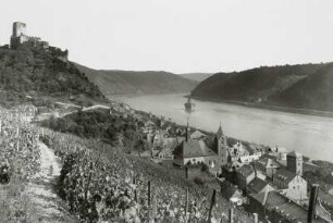 Kaub, Ortstansicht : Kaub. Ortsansicht mit Dorfkirche. Blick nach Südosten gegen Burg Gutenfels und Pfalz (rheinaufwärts)
