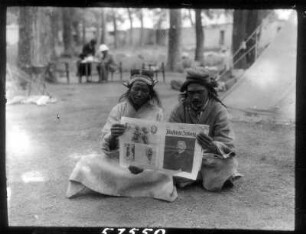 Indien. Kashmir. Ladakh. Leh. Ladakhische Träger im Expeditionslager halten eine Berliner Illustrirte Zeitung
