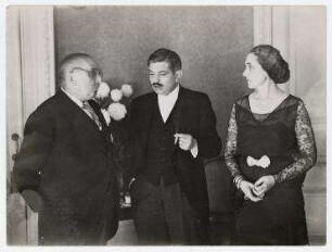 Paul Claudel im Gespräch mit Pierre Laval in Washington D.C.. von links: Paul Claudel, Pierre Laval und Frau Claudel (?)