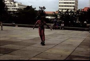 Berlin: Terrasse der Nationalgalerie; mit Rollschuhläuferin