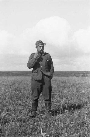Zweiter Weltkrieg. Frontbilder. Sowjetunion. Angehöriger der deutschen Wehrmacht vor ebener Landschaft
