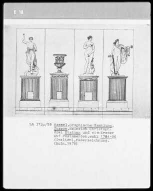 drei Statuen und ein Krater auf Postamenten