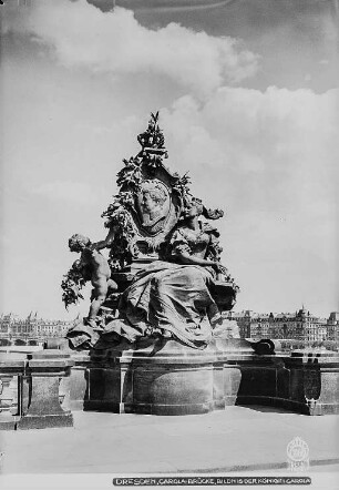 Denkmal für Königin Carola : Denkmal für Königin Carola. Bronze. Dresden, Carolabrücke