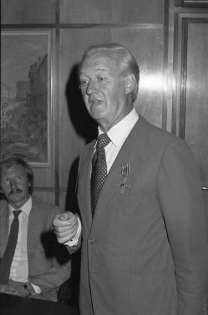 Verleihung des Bundesverdienstkreuzes an den ehemaligen Chefredakteur der "Badischen Neuesten Nachrichten" Josef Werner