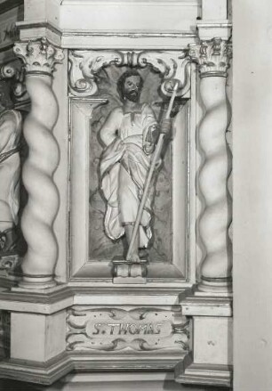 Kanzel : Kanzel. Holz, weiß und golden gefasst. 1666. Detail: Apostel Thomas vom Kanzelkorb. Haldensleben, Stadtkirche