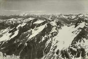 Kanton Graubünden. Blick vom Gipfel des Piz Languard (3268 m) nach Südosten über den Piz Prünas (3158 m) auf die Ortlergruppe und Veltliner Alpen