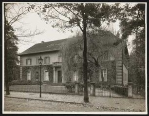 Landhaus Dr. Fritz Andreae, Berlin-Grunewald: Straßenansicht mit Gartentor (rechts)
