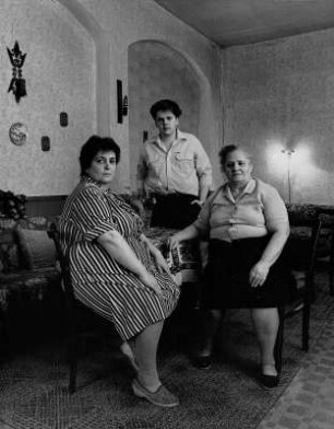 Raumpflegerin mit Sohn und Mutter