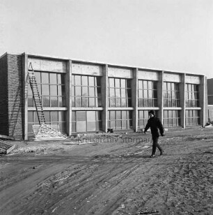 Sporteinrichtungen: Sachsenwaldschule Gymnasium Reinbek: Schulstraße: Turnhalle: Einweihung: vorn unbefestigtes Schulgelände mit Resten von Baumaterial: links Leiter: vorn rechts Schüler