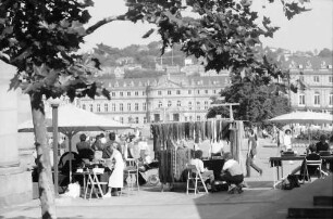 Stuttgart: Verkaufsstände am Schlossplatz