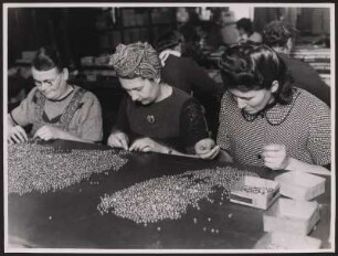 Frauen bei der Arbeit mit Kugeln für Kugellager