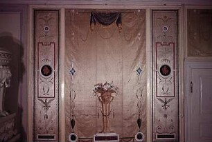1. Obergeschoß, Napoleonzimmer: Wanddekoration mit antikisierenden Ornamenten