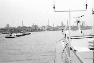 Leverkusen: Industriegebiet vom Schiff