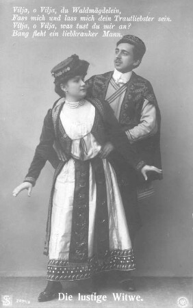 Die lustige Witwe. Hanna Glawari und Baron Mirko Zeta mit dem Vilja-Lied. Unbekannte Darsteller, Berlin? Fotografie (Weltpostkarte), um 1910