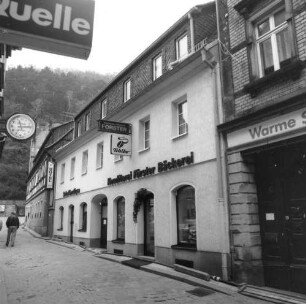 Bad Schandau, Marktstraße 8. Wohnhaus mit Laden und Hofdurchfahrt (um 1800). Straßenansicht von Südwesten