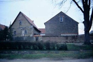 altes und neueres Haus nebeneinander