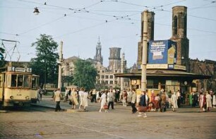 Dresden-Altstadt. Postplatz mit sog. Käseglocke. Blick zur Ruine der Sophienkirche