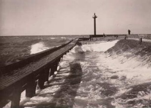 Kolberg, Ostsee : Kolberg (Kolobrzeg/Polen). Ostmole bei starker Brandung