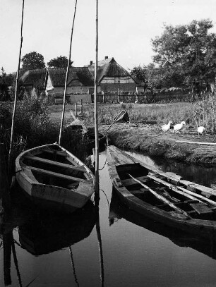 Dorf Körkwitz. Fischerboote am Kanal zum Bodden