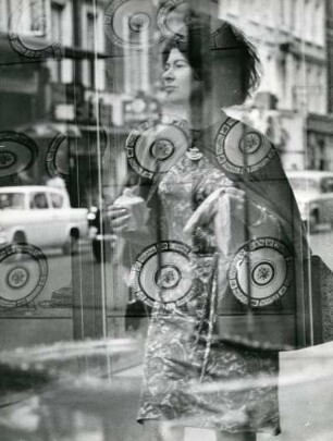 London. Straßenszene. Spiegelbild einer Frau in einer Schaufensterscheibe