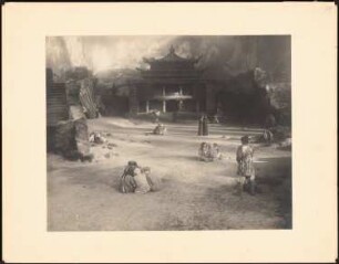 Filmarchitektur: Lebende Buddhas (Götter in Tibet): Szenen vor Tempel