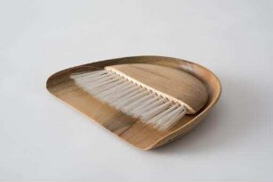 Nr. 3, Nr. 4300 (Werkbundkiste Schöne Dinge aus Holz, Zweiteilige Kehrgarnitur)