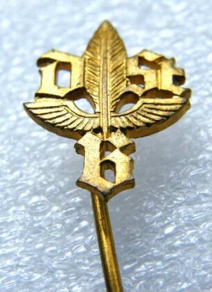 Goldene Nadel des Ehrenbriefes Deutscher Stenografenbund (mit langer Nadel) : Sammlung Beinhorn. Goldene Nadel des Ehrenbriefes Deutscher Stenografenbund (DStB mit geflügelter Feder, mit langer Nadel). Metall, vergoldet; Maße (ohne Nadel) 16 x 11,5 mm (1965). Dresden: SLUB R c 0212