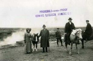 Island. Touristen der Hapag beim Ponyreiten an den Heißen Quellen bei Reykjavik
